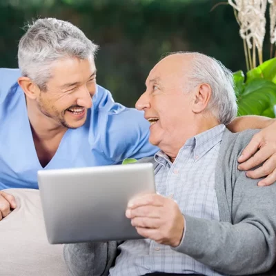 Care manager aidant un senior avec la plateforme